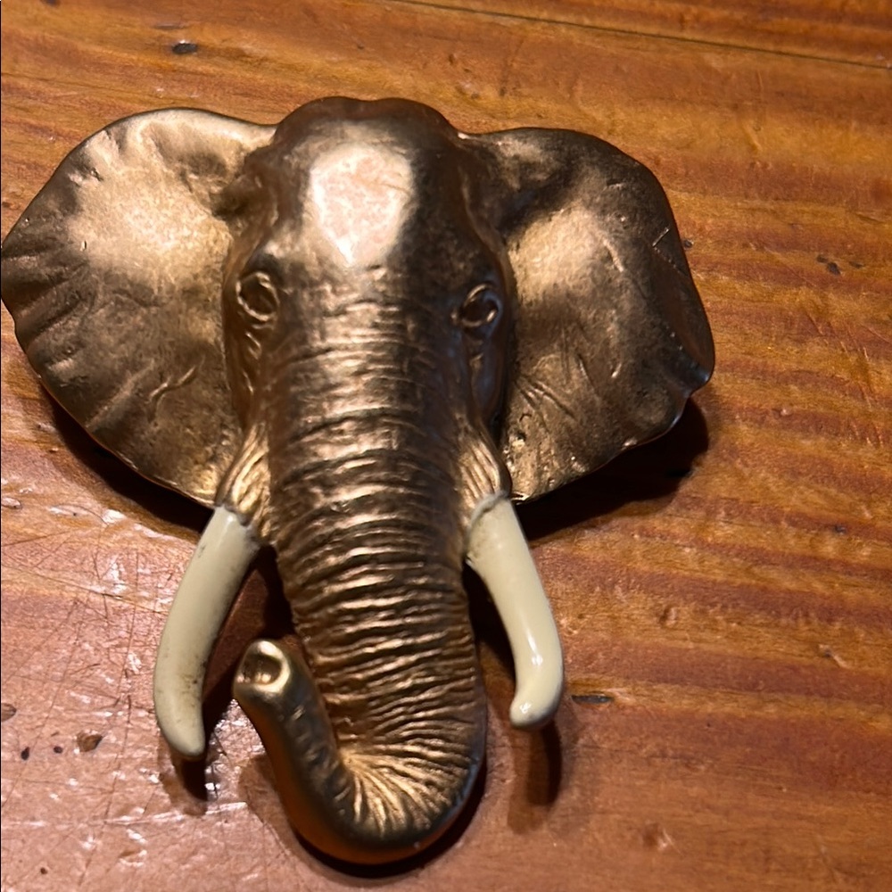 Gold Elephant Pin - Picture 4 of 4